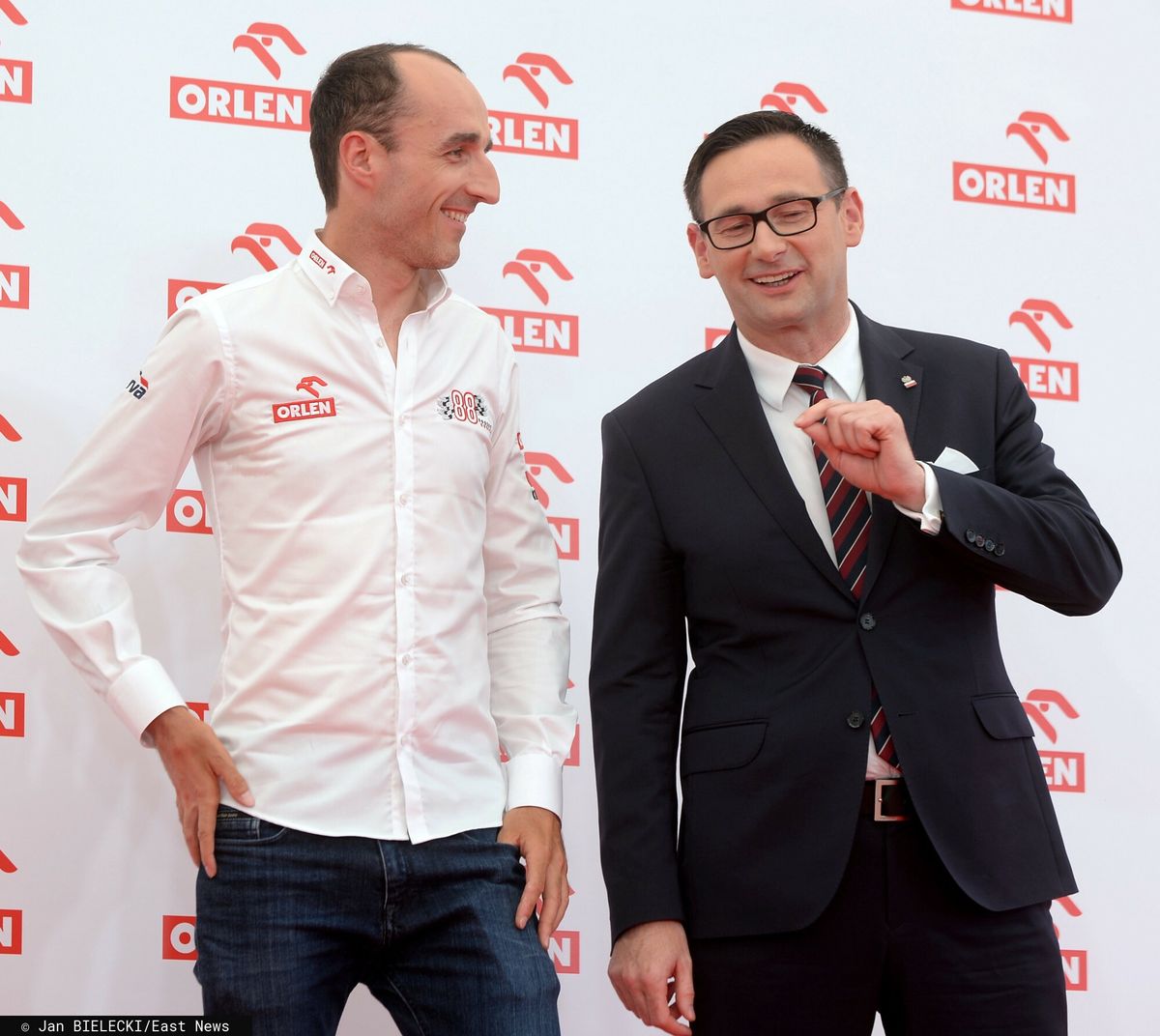 Daniel Obajtek z Robertem Kubicą, kierowcą F1 wspieranym przez Orlen. 2019 rok