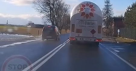 Nigdy nie wyprzedzaj na skrzyżowaniu. Wątpisz? To zobacz nagranie z D15