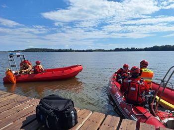 Ćwiczenia strażaków na zbiorniku w Nieliszu. Trening ratownictwa wodnego w realnych warunkach