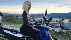 Milanistka, fanka szybkich motorów i kolarstwa. To modelka "Playboya"