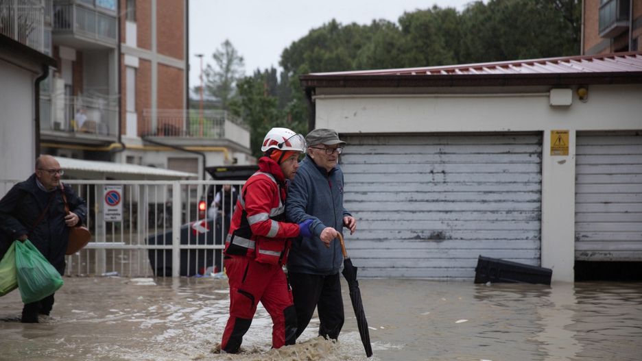 Rzeka Savio wylała i zalala Cesenę 