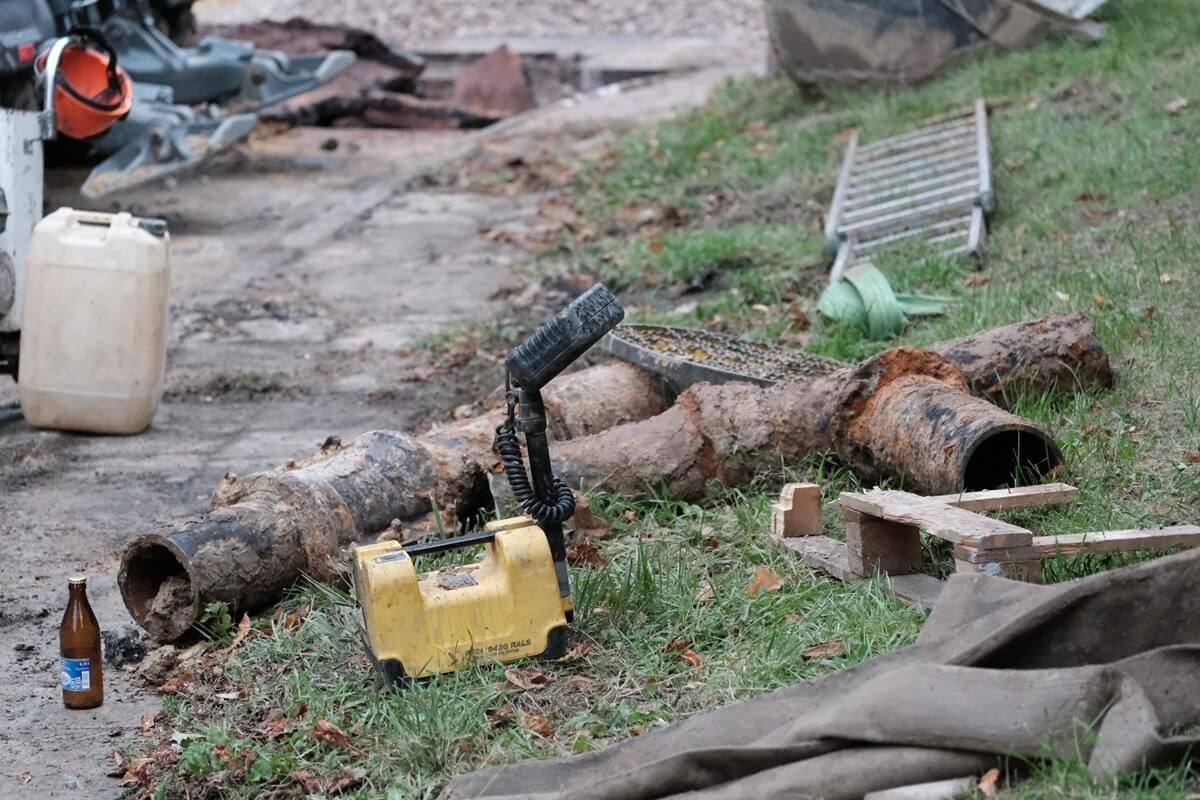 Fragment uszkodzonej rury wodociągu