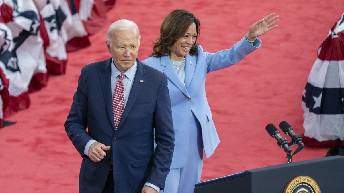 (FILE) - US President Joe Biden with Vice President Kamala Harris concludes his remarks during a campaign rally at Girard College in Philadelphia, Pennsylvania, USA, 29 May 2024 (reissued 21 July 2024). Joe Biden on 21 July announced on his X (formerly Twitter) account that he would not seek re-election in November 2024, and endorsed Harris to be the Democrats' new nominee. EPA/SHAWN THEW Dostawca: PAP/EPA.