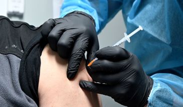 600 zł dla zaszczepionych? "Ten pomysł bardzo spodobał się PiS"