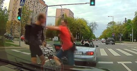 Rowerzysta pożałował. Nagranie z Warszawy