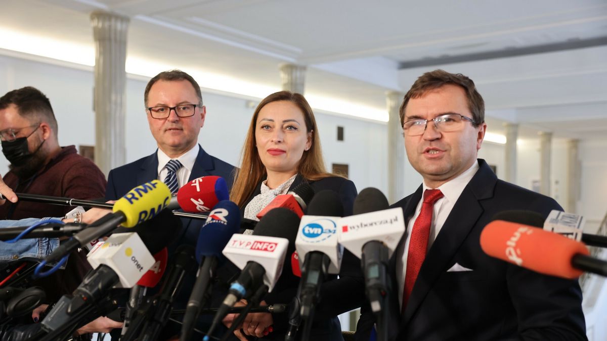 Trójka posłów ogłasza odejście z klubu parlamentarnego PiS. Tym samym traci on większość.