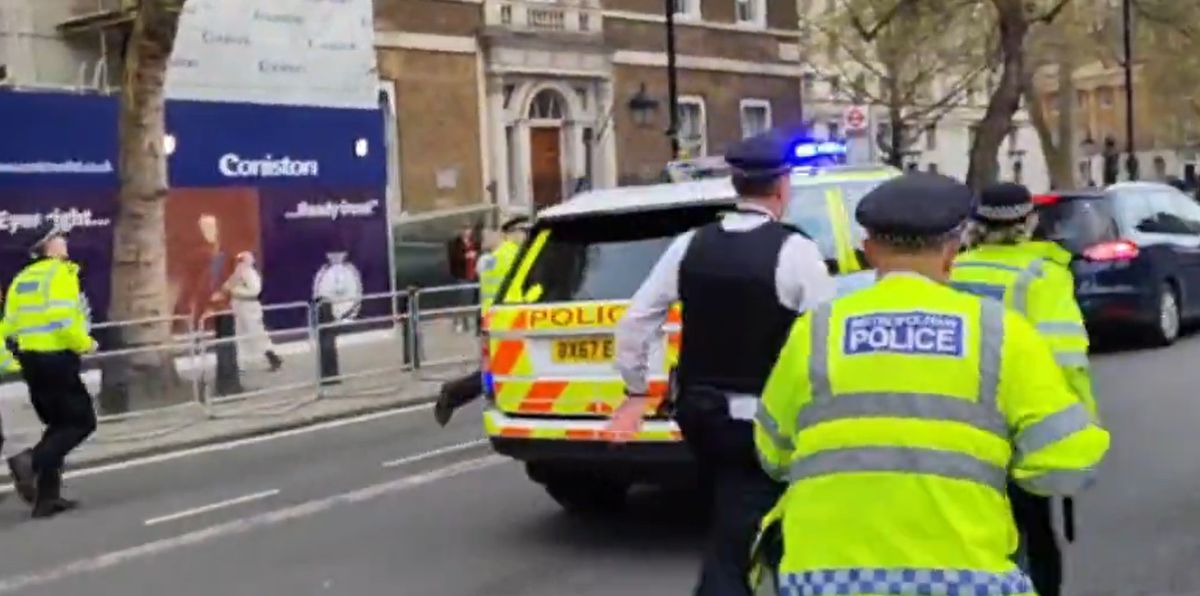 Video zamieszczone na Twitterze pokazuje biegnących policjantów wokół samochodu premiera Wielkiej Brytanii