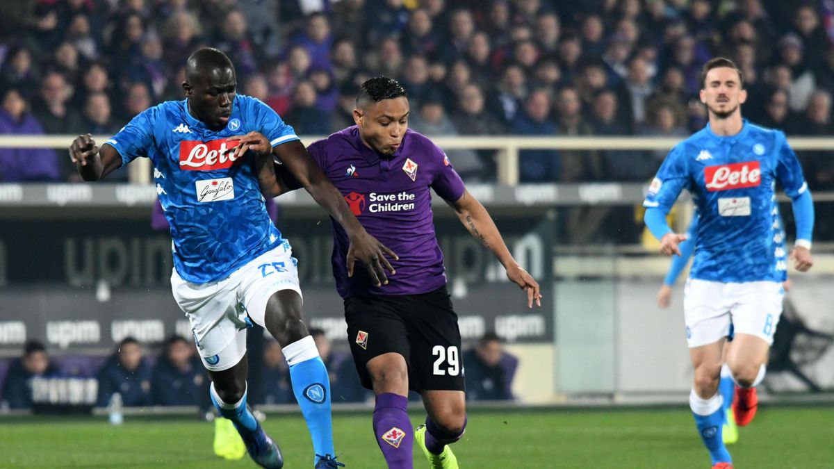 PAP/EPA / CLAUDIO GIOVANNINI / Na zdjęciu: Luis Muriel (w środku) oraz Kalidou Koulibaly (z lewej)