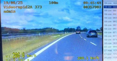 Pirat drogowy luksusowym autem pruł siódemką. Miał 206 km na liczniku