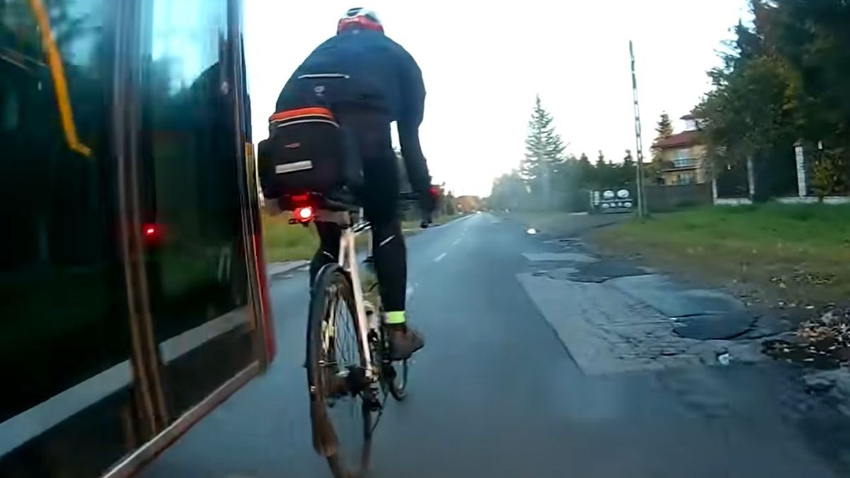 Rowerzysta potrącony przez autobus miejski