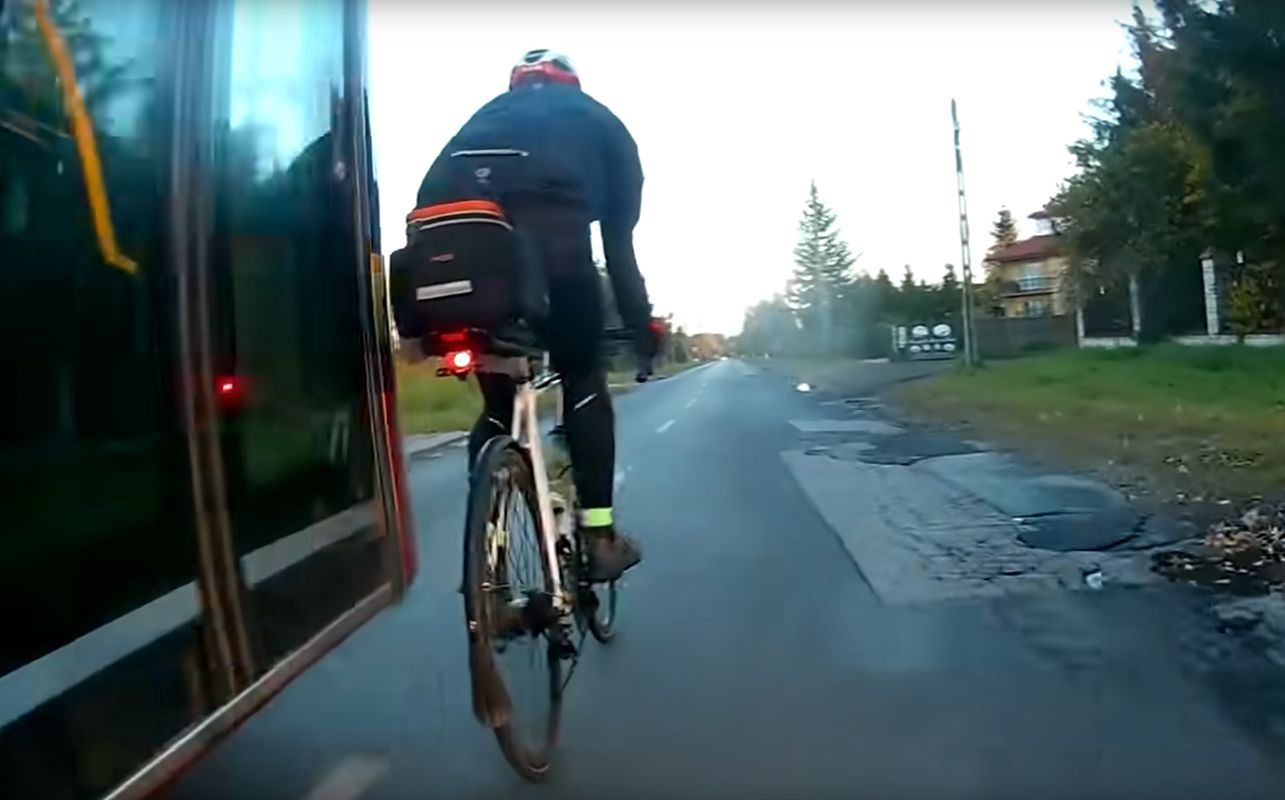 Nagranie z Łodzi. Sekundę później pędzący autobus go zahaczył