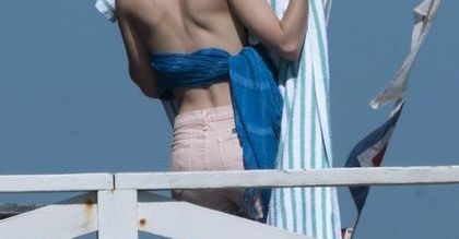 Poza planem filmowym: Emma Watson bez stanika na plaży