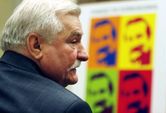 Wałęsa odpowie swoją książką