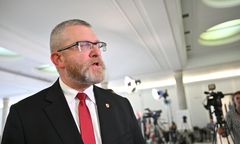 Wróciła wystawa zniszczona przez Brauna. Jego partia już atakuje