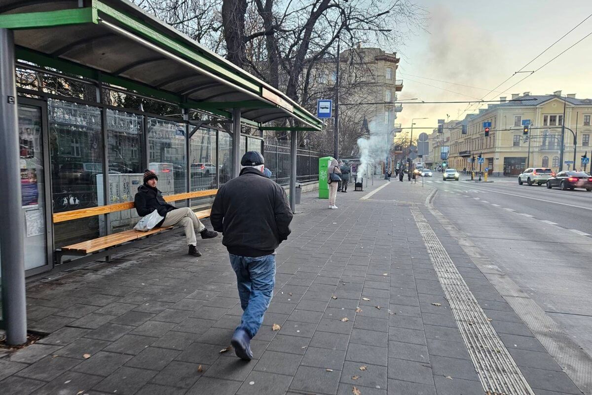Koksownik i patrol milicji (ZOMO) na przystanku w rocznicę stanu wojennego w Polsce