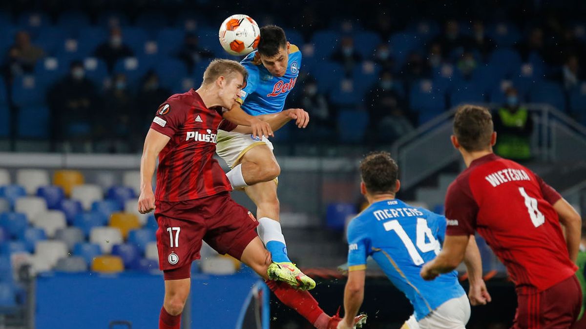 Getty Images / KONTROLAB / Na zdjęciu: Hirving Lozano walczy o piłkę z piłkarzami Legii