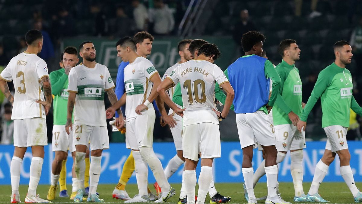 PAP/EPA / Manuel Lorenzo / Na zdjęciu: piłkarze Elche