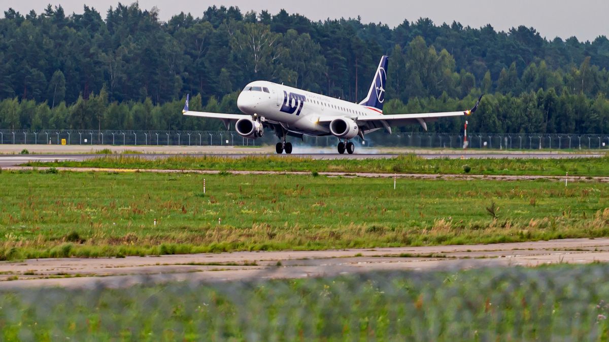 Czekoladki za przerwane lądowanie. Tak LOT chce zachęcić pilotów do przestrzegania procedur. 