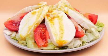 Mieszam z oliwą i polewam mozzarellę. Tak pysznej sałatki nie znajdziesz w żadnej restauracji