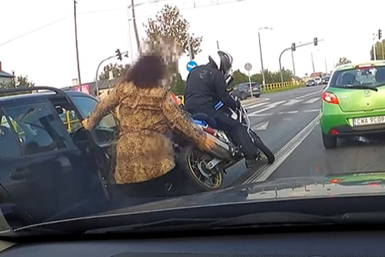 Kobieta aż wybiegła z auta. To zrobił motocyklista. Nagranie