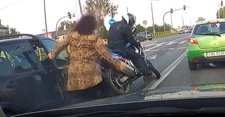 Kobieta aż wybiegła z auta. To zrobił motocyklista. Nagranie