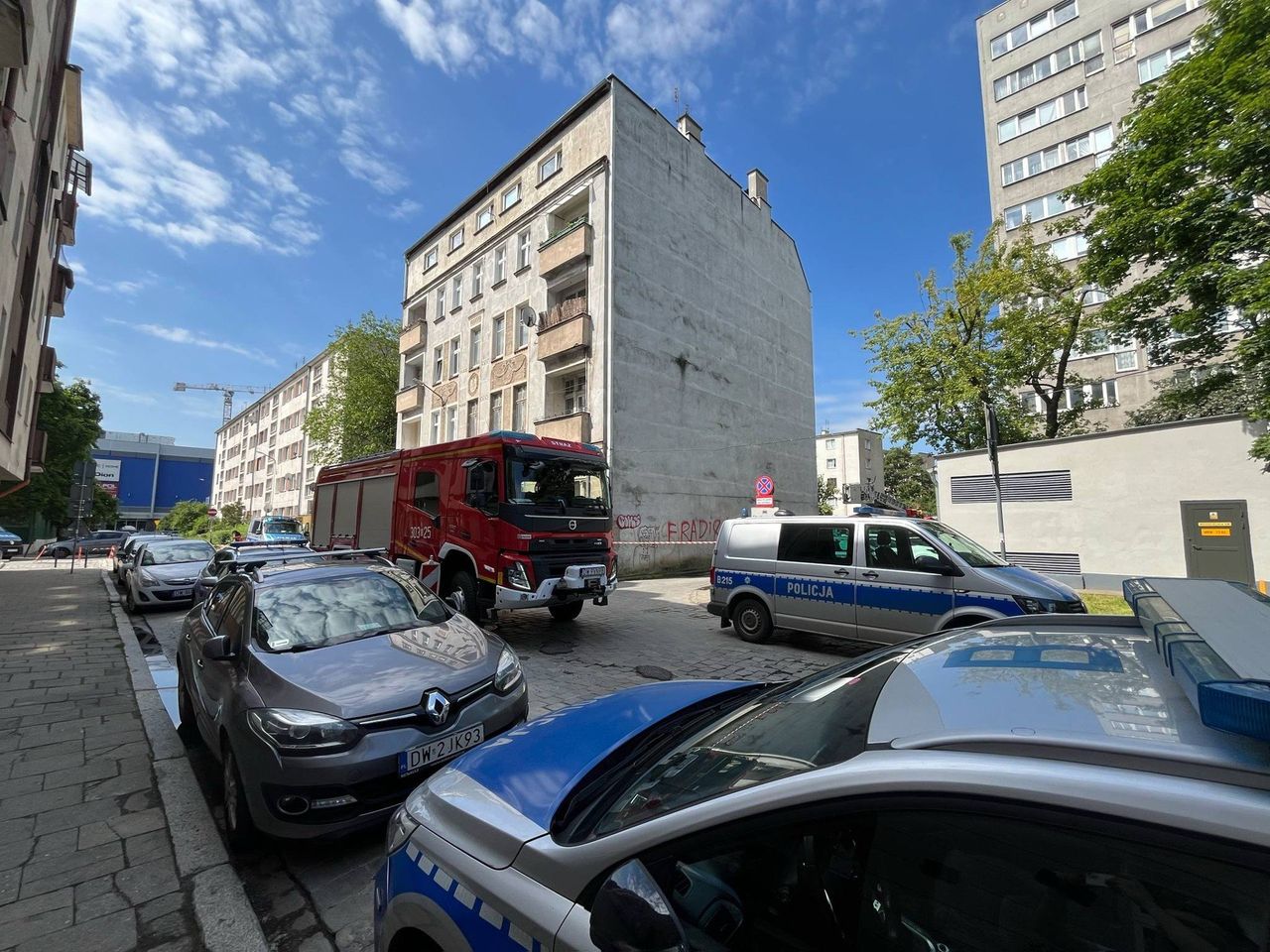 Rodzina z dziećmi zabarykadowała się w mieszkaniu. Interwencja służb na ul. Dobrej we Wrocławiu
