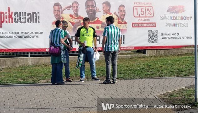 Grupa kibiców Betisu przed Stadionem Miejskim w Białymstoku
