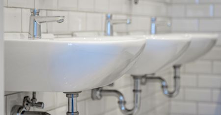 Do WC chodzą pod opieką. Zarządzenie szkoły wzbudziło kontrowersje