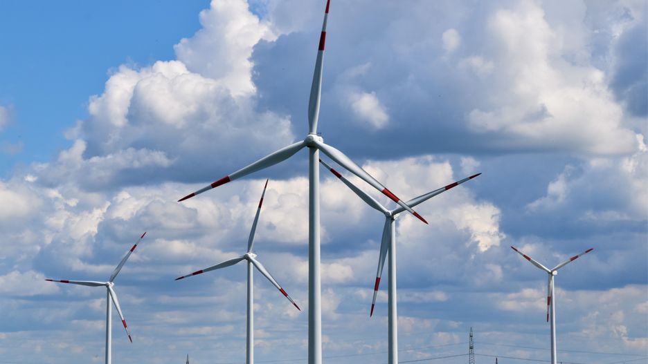 Elektrownia wiatrowa. Turbiny wiatrowe produkujące prąd