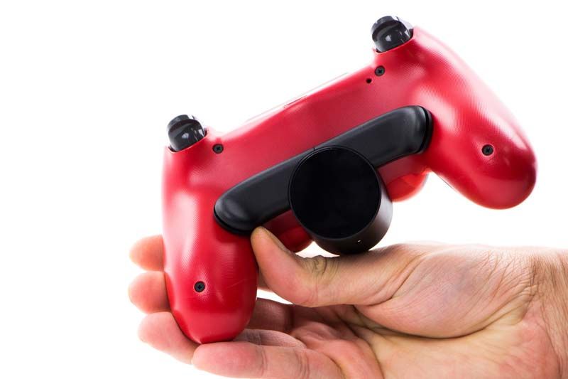 DualShock Back Button Attachment - widok podczepionej nakładki z łopatkami