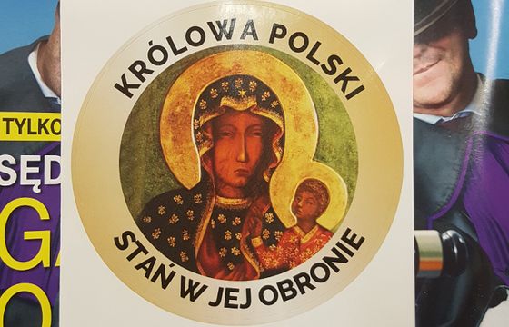 Na nowej naklejce „Gazety Polskiej” Matka Boska Częstochowska. „Stań w jej obronie”