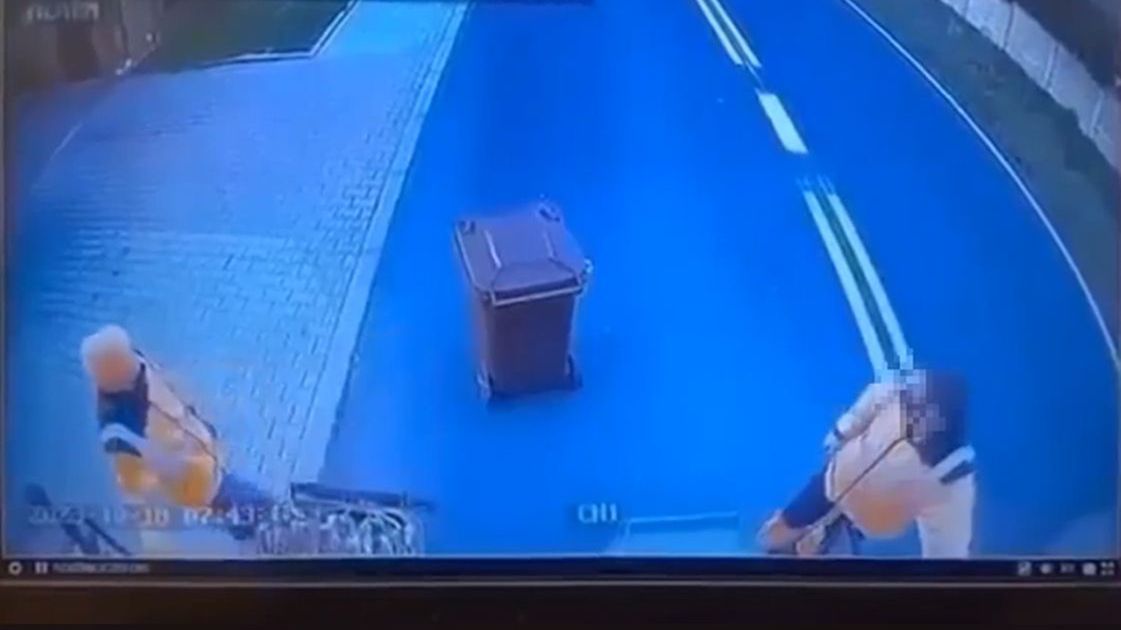 Wypadek w Dziadkowie. Audi wjechało w pracownika i śmieciarkę