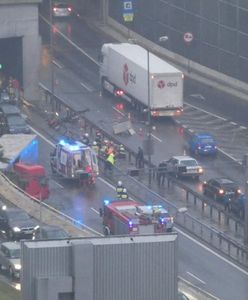 Katowice. Koszmarny wypadek TIR-a w tunelu. Kierowca wypadł przez szybę