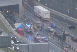 Katowice. Koszmarny wypadek TIR-a w tunelu. Kierowca wypadł przez szybę
