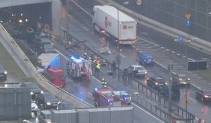 Katowice. Koszmarny wypadek TIR-a w tunelu. Kierowca wypadł przez szybę