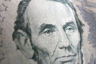 Odpowiedź na sankcje Waszyngtonu może uderzyć w dolara