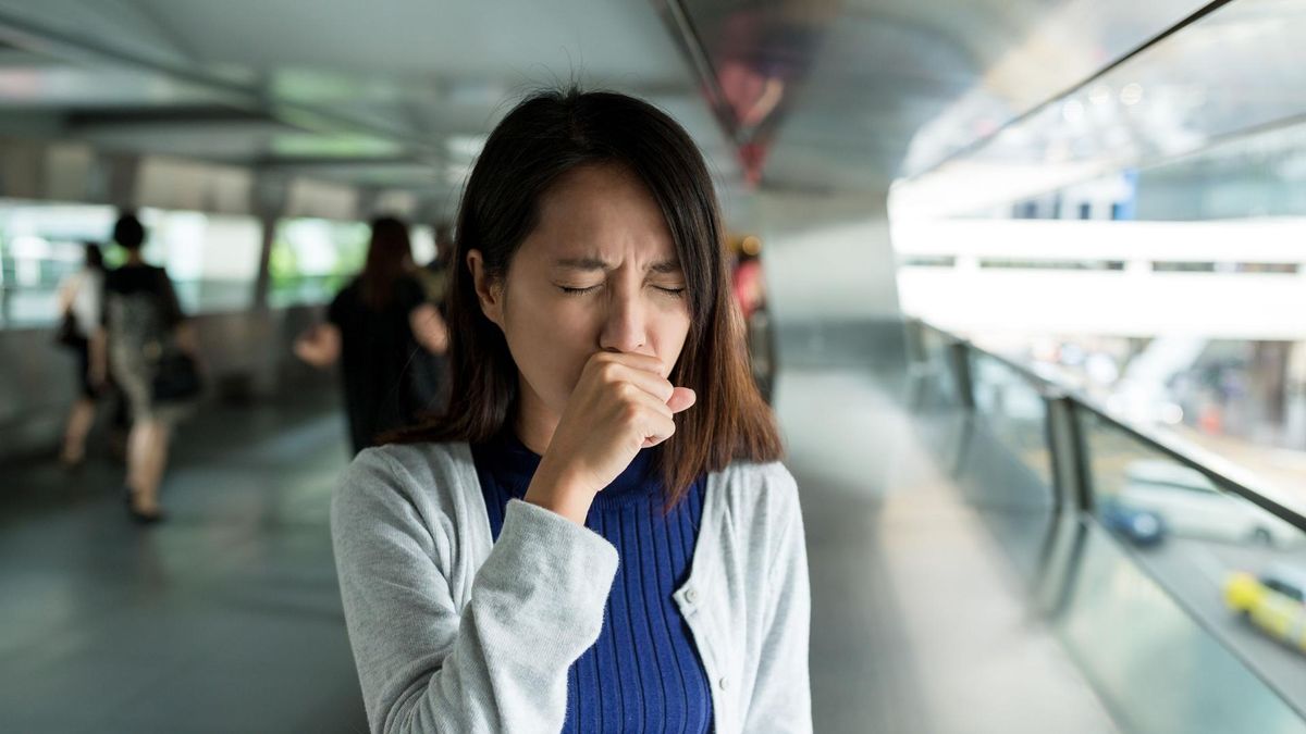 Kaszel na tle nerwowym nie wynika z infekcji bakteryjnej ani wirusowej.