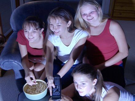 Nastolatki spędzają weekendy przez telewizorem!