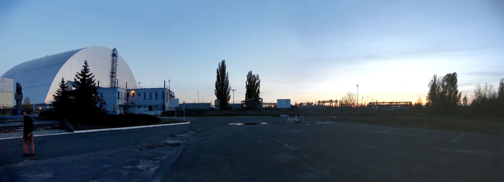 Elektrownia w Czarnobylu, widok na Arkę (przed uderzeniem drona)