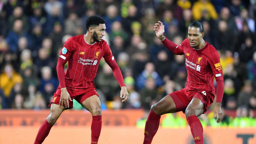 Na zdjęciu od lewej: Joe Gomez i Virgil Van Dijk