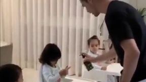 Koronawirus. Przykładny ojciec Cristiano Ronaldo. Portugalczyk uczy dzieci czyszczenia rąk
