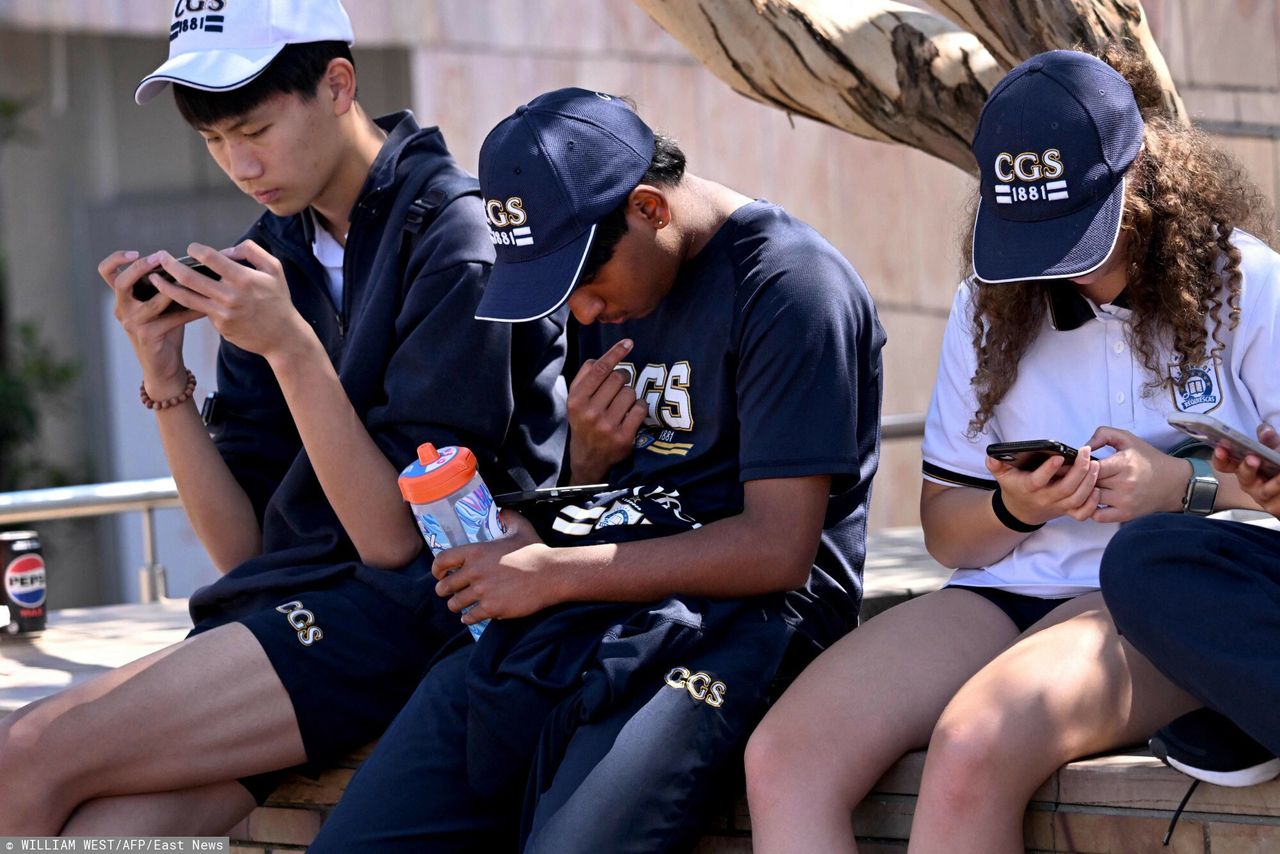 Students with phones in Melbourne