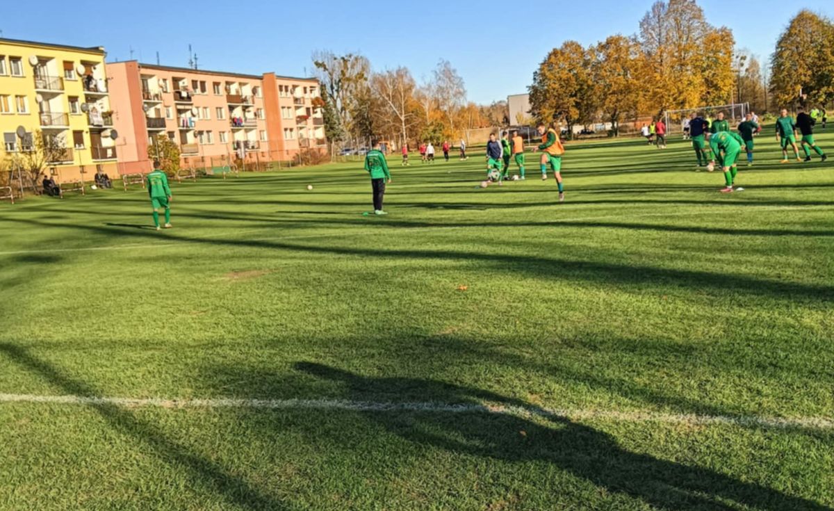 piłkarze, sport, młodzież, kierowcy, boisko Wiejski drift zniszczył boisko. Sprawca przyznał się przez presję mieszkańców