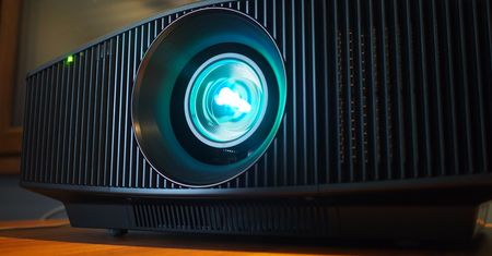 Rzut okiem na Sony VPL-VW760ES, arcyklejnot wśród projektorów