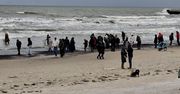 Kołobrzeg: Pochmurna sobota. Tłumy na plaży, nie brakuje poławiaczy bursztynu