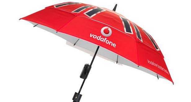Parasol Booster Brolly chroni przed deszczem i rozładowanym akumulatorem 2