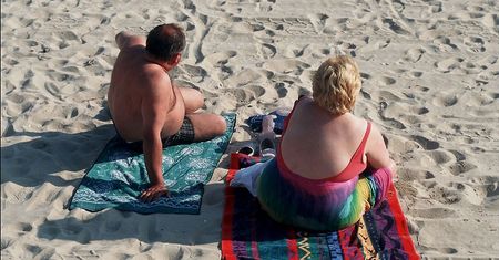 Zamiast odpocząć na wakacjach, chorują. "To cena jaką płacimy"