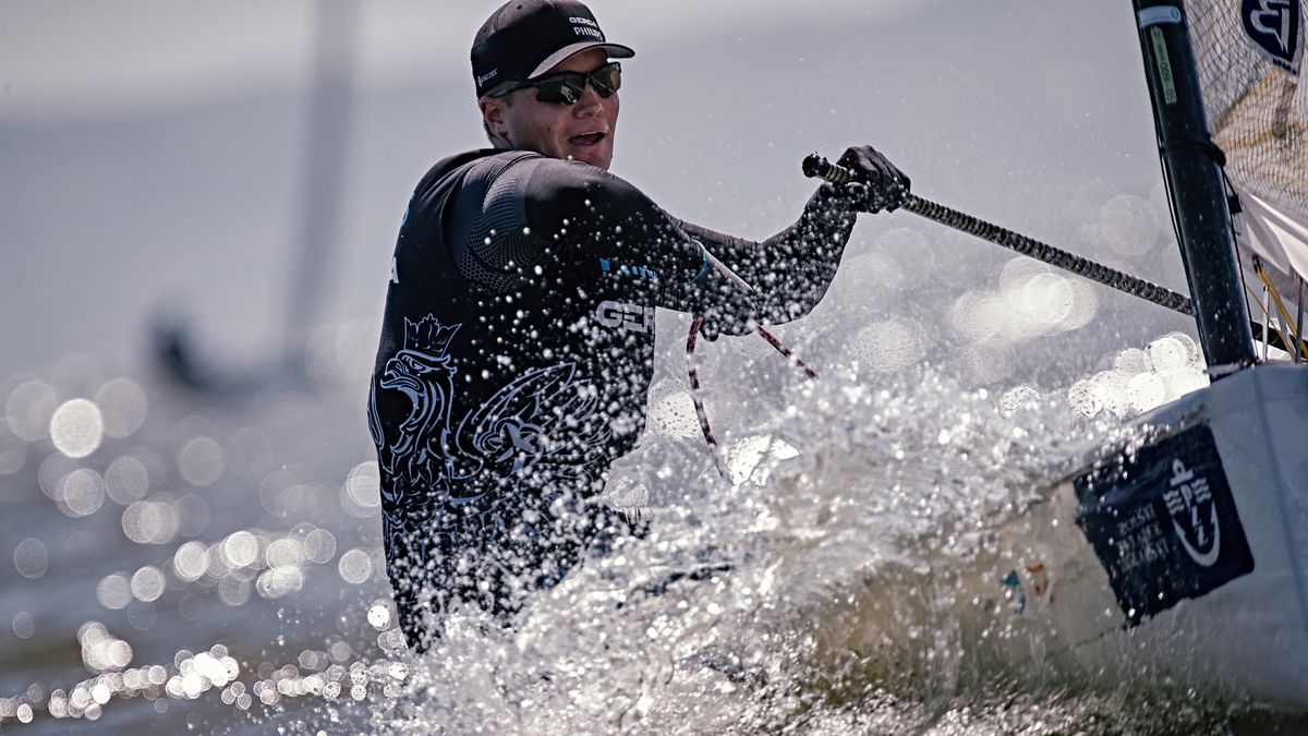 Piotr Kula na jachcie olimpijskiej klasy Finn