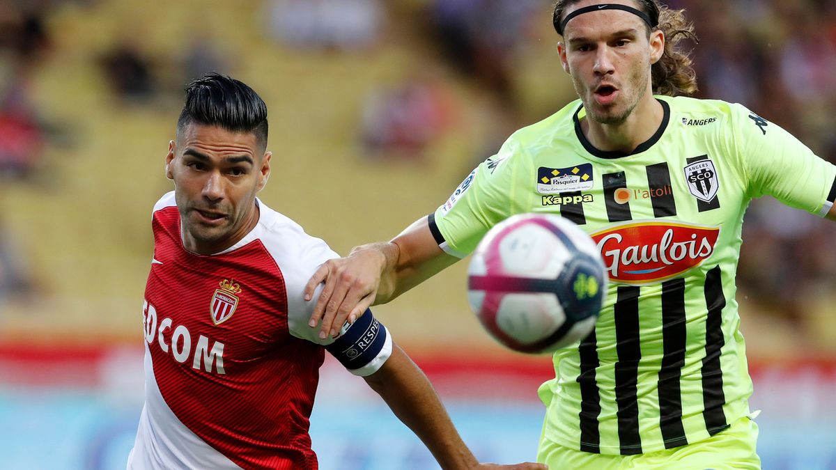PAP/EPA / SEBASTIEN NOGIER / Na zdjęciu: Radamel Falcao (z lewej) oraz Mateo Pavlovic (z prawej)