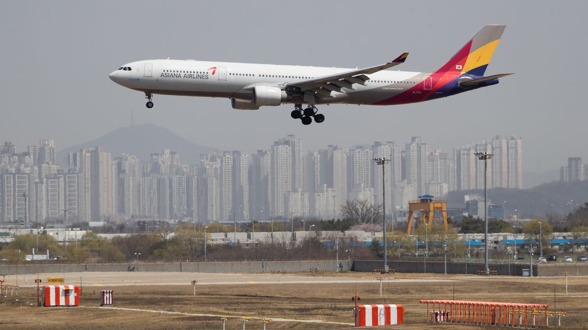 Pasażer linii lotniczych Asiana otworzył nad ziemią drzwi awaryjne 